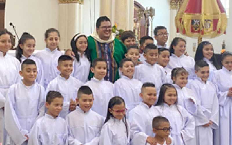 25 niños y niñas fueron consagrados como monaguillos con el padre John Édison Saldarriaga, quien cumplió un año de servicio, el 