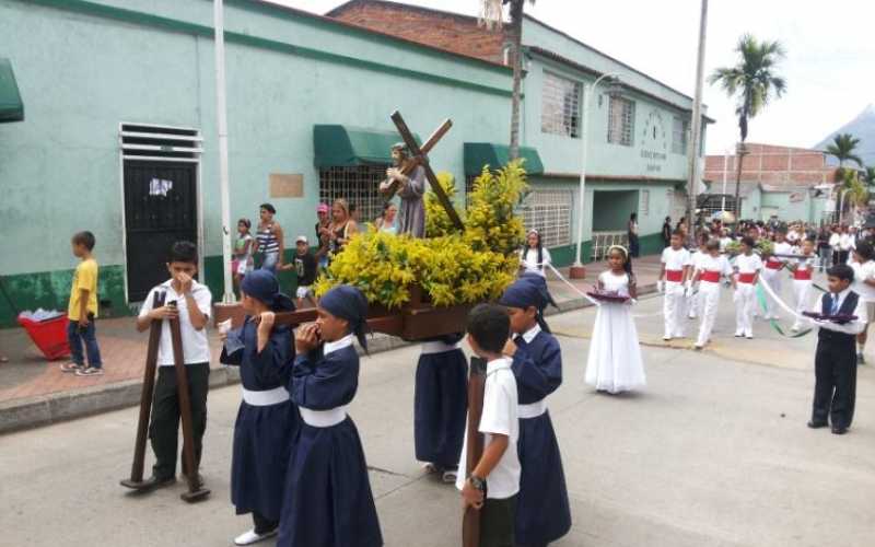 Foto | Jorge Eliécer Zapata | LA PATRIA La Institución Educativa Supía y la parroquia de San Lorenzo realizaron una procesión infantil.