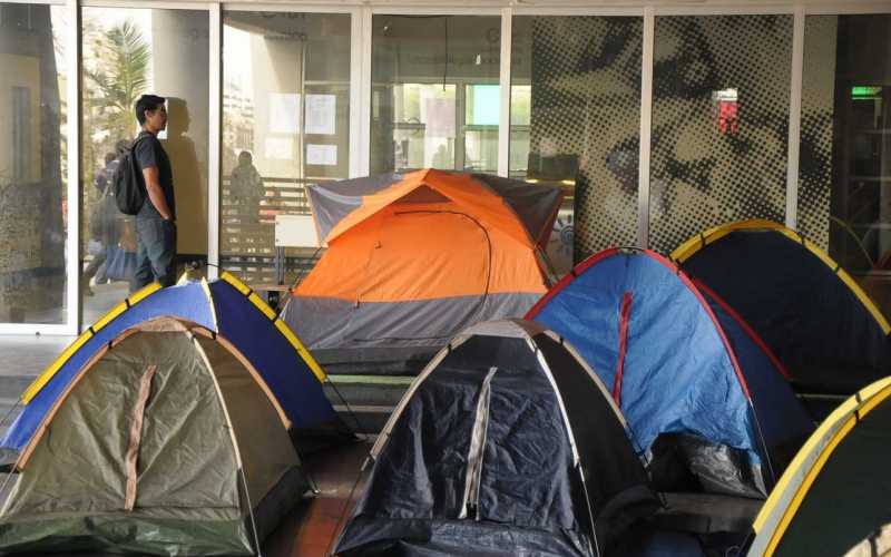 Cerca de 200 estudiantes duermen cada noche en semana, según los ocupantes de la sede Central. 