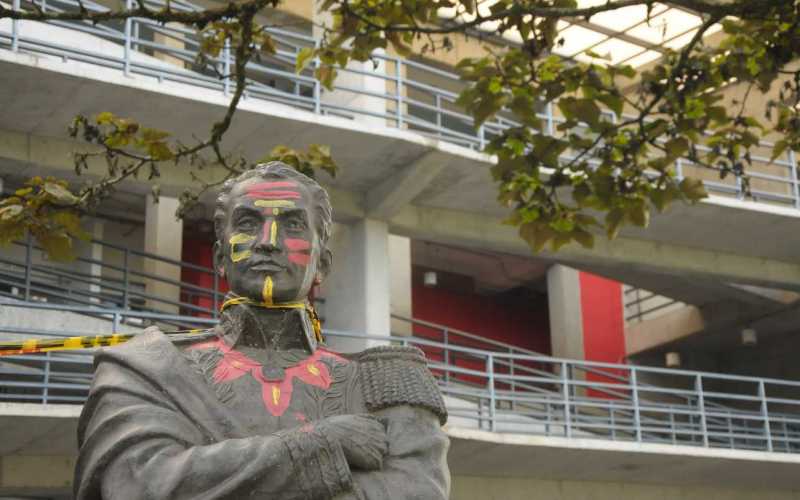 Fotos | Freddy Arango | LA PATRIA | Simón Bolívar no se libró de la creatividad de los estudiantes en la sede Central. 