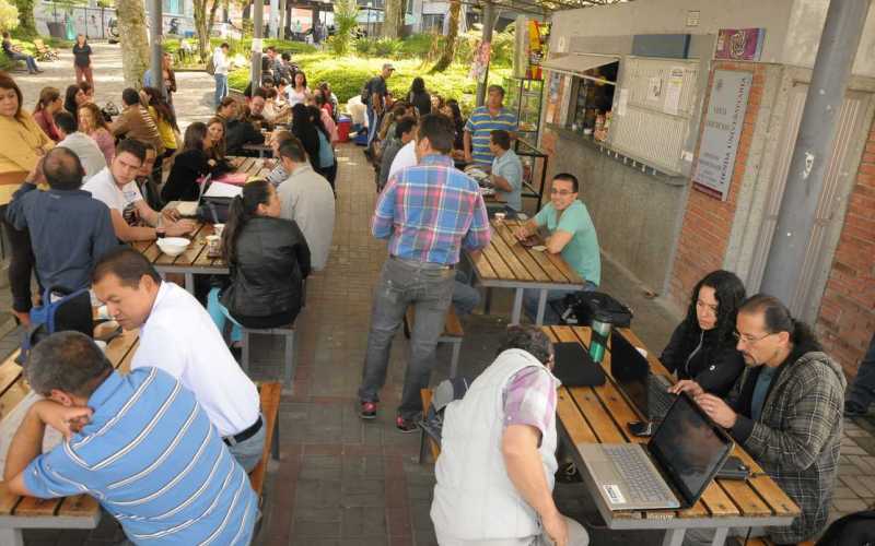 Administrativos y empleados de la Universidad de Caldas no pudieron ingresar el 23 de octubre a sus oficinas por el bloqueo, sino que estuvieron en cafeterías y patios cumpliendo sus horas laborales. 