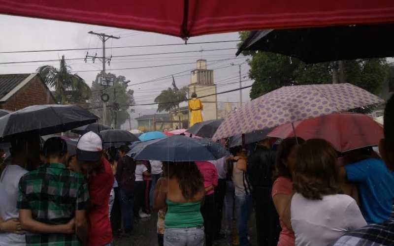 Foto | Lectora interactiva Constanza Ceballos | LA PATRIA | La lluvia opacó por momentos el Viacrucis penitencial en las calles del barrio Malabar de Manizales
