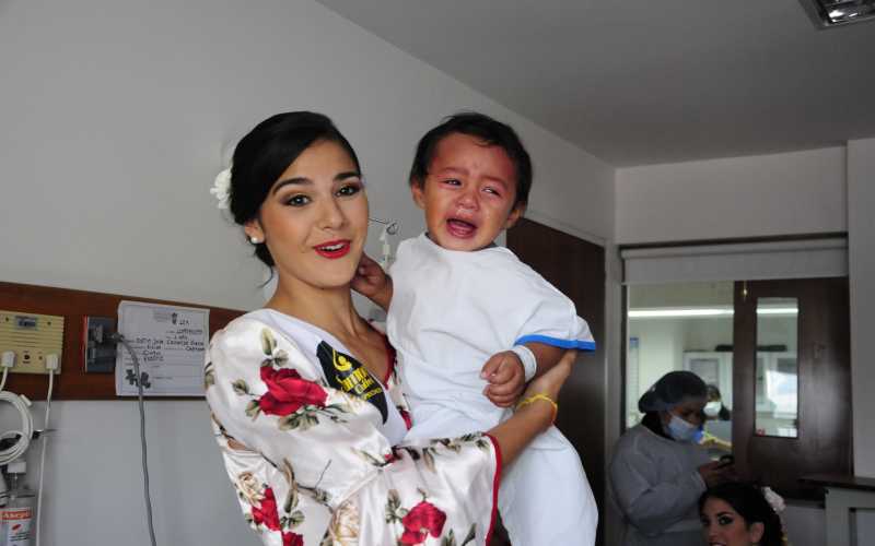 El bebé que cargó la Señorita Uruguay, Antonella Rodríguez, no paró de llorar, pese a que estaba en manos de una hermosa mujer. 