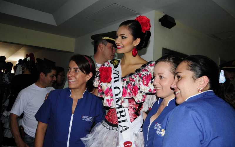 La Señorita Colombia, Estefanía Muñoz Jaramillo, posó con empleados del centro asistencial. 