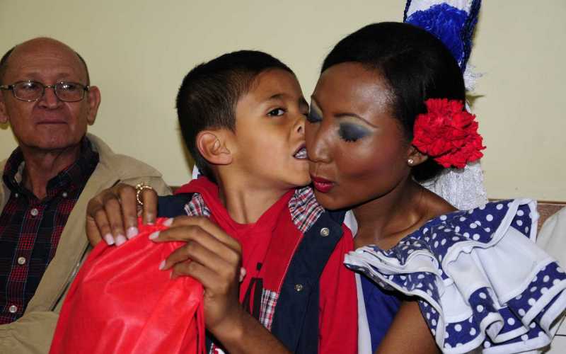 Fotos | Martha Elena Monroy | LA PATRIA | La Señorita Haití, Cassandre Paul, se dejó besar por un pequeño. 
