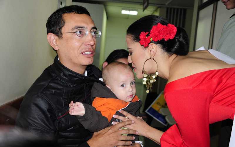 La Señorita El Salvador, Stéfani Jasmine Palma, se enterneció con este pequeño.